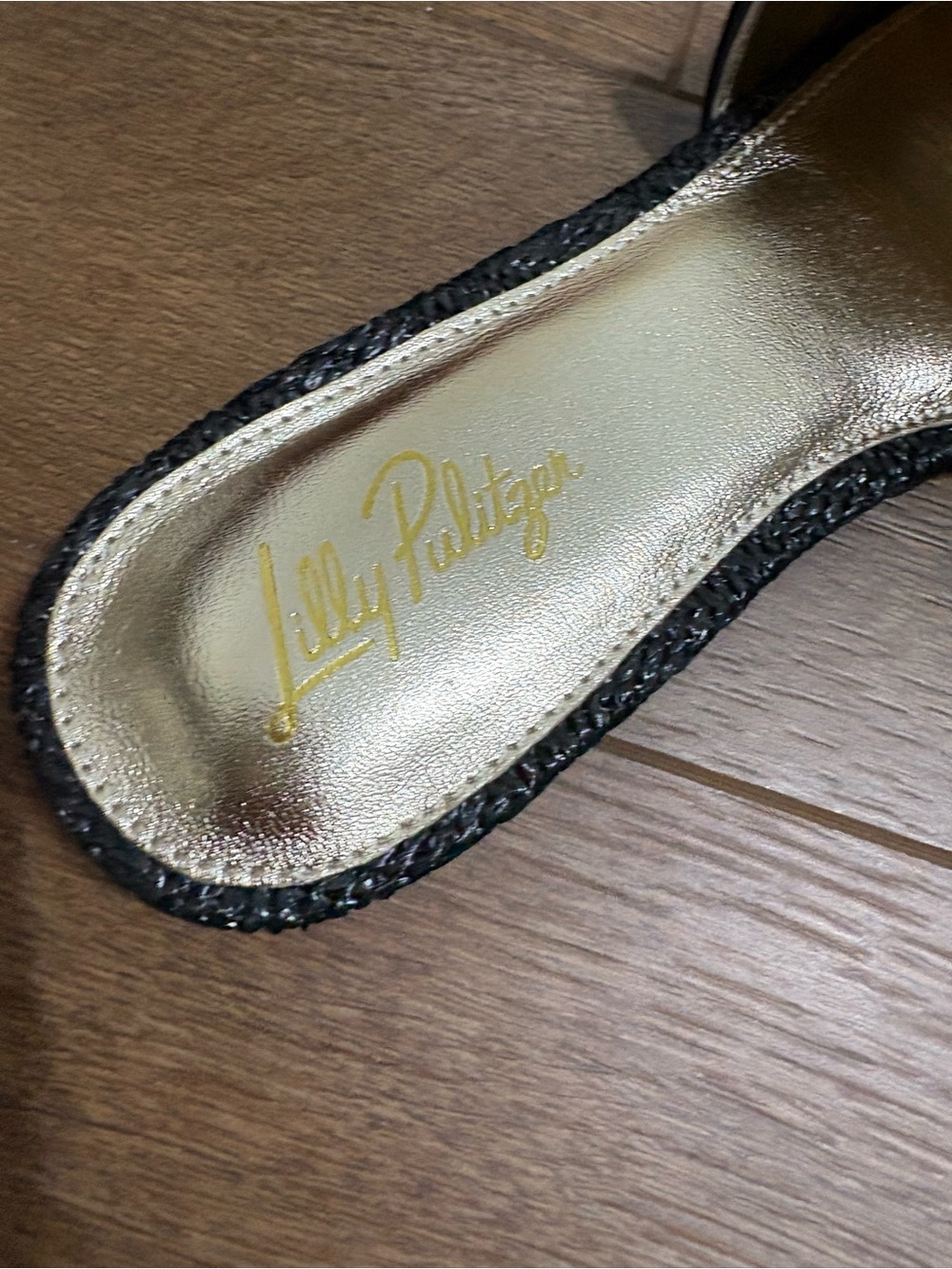 Lilly Pulitzer Black Slide Sandals with Gold Emblem Size 8 Women’s - Picture 6 of 11